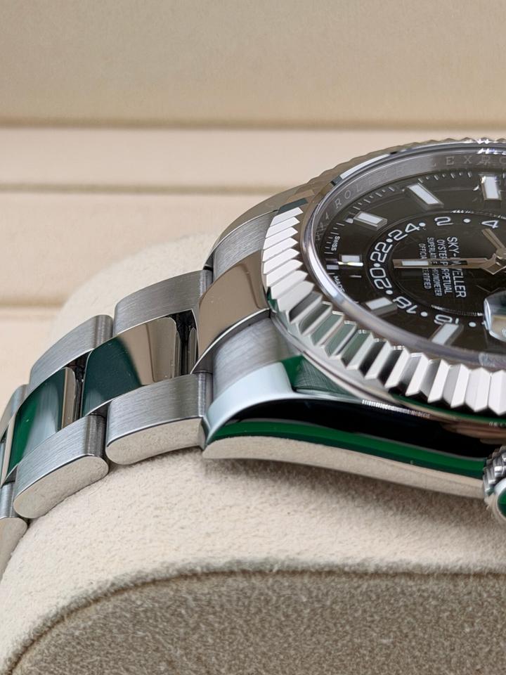 Sky-Dweller black dial image 9