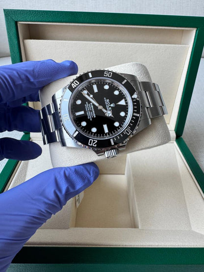 Submariner 124060 black dial Oyster bracelet image 3