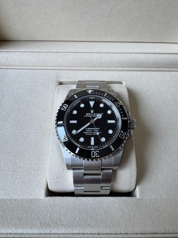 Submariner 124060 black dial Oyster bracelet image 2